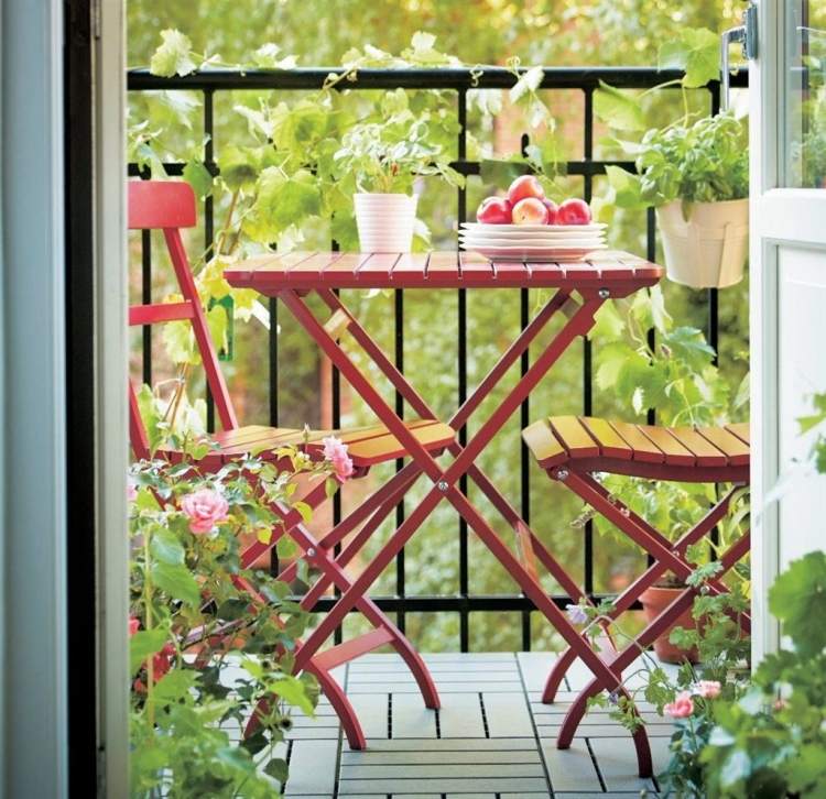 Balkon Fliesen aus Holz klappstuehle-rot-vintage-tisch-pflanzen-metallgelaender