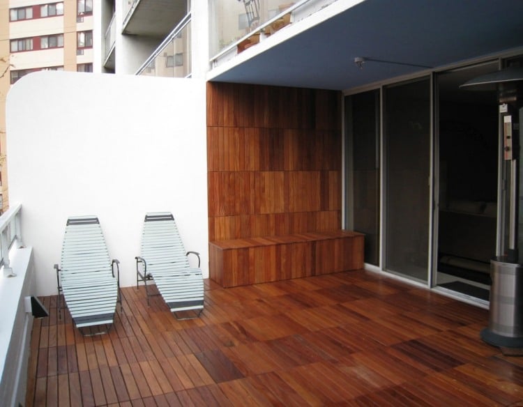 Balkon Fliesen aus Holz -liegen-terrassentueren-relax-gelaender-outdoor-ideen