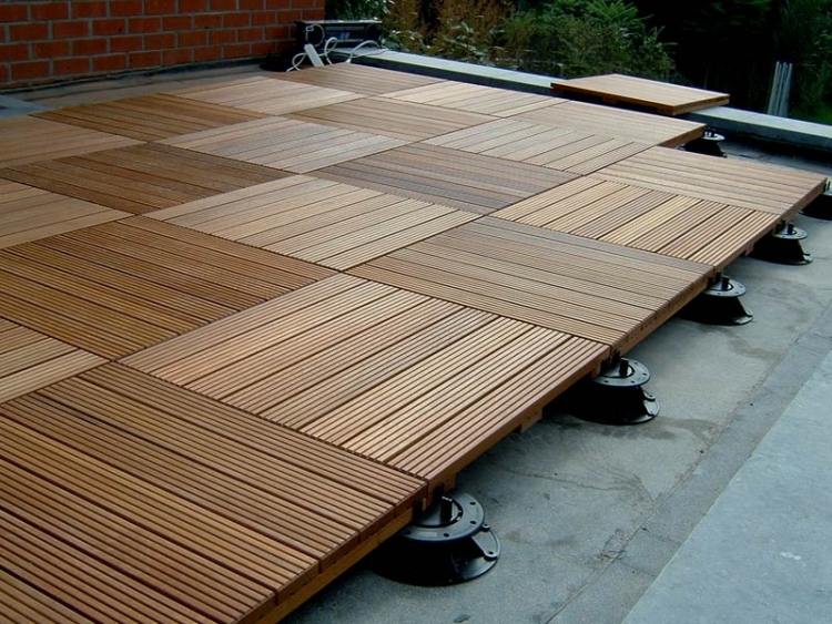 Balkon Fliesen aus Holz -montage-befestigung-betonboden-outdoor-idee
