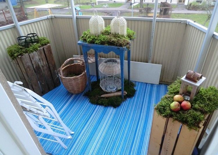 balkon-gestalten-blauer-outdoor-teppich-kisten-moos