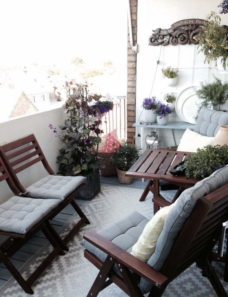 balkon-gestalten-tipps-outdoor-teppich-ikea-holz-klappmoebel-kuebelpflanzen