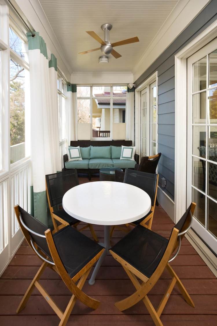 balkon-gestalten-veranda-holzdielen-tisch-sitzbank-traditionell