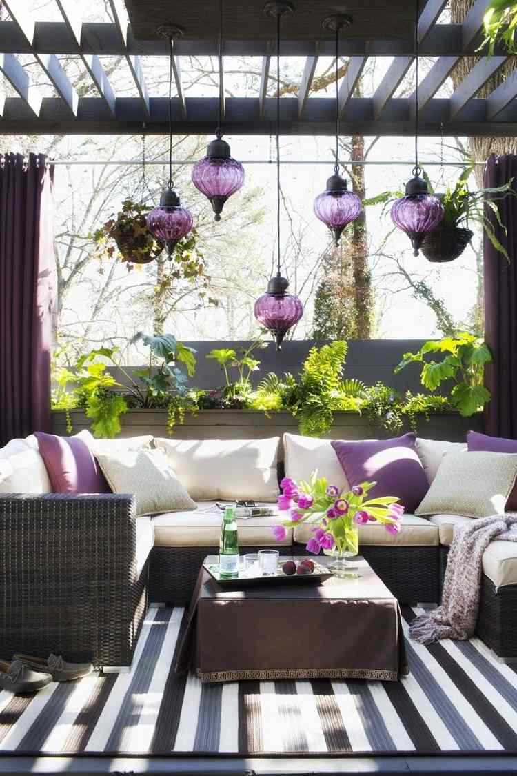 balkon-gestaltung-sichtschutz-vorhange-kunstrattan-sofa-marokko-stil-leuchten