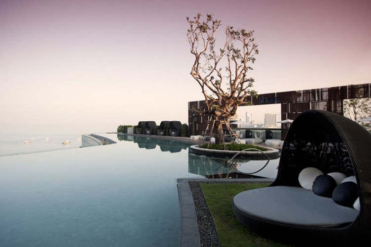 beispiele-infinity-pools-day-bed-rattan-rasen