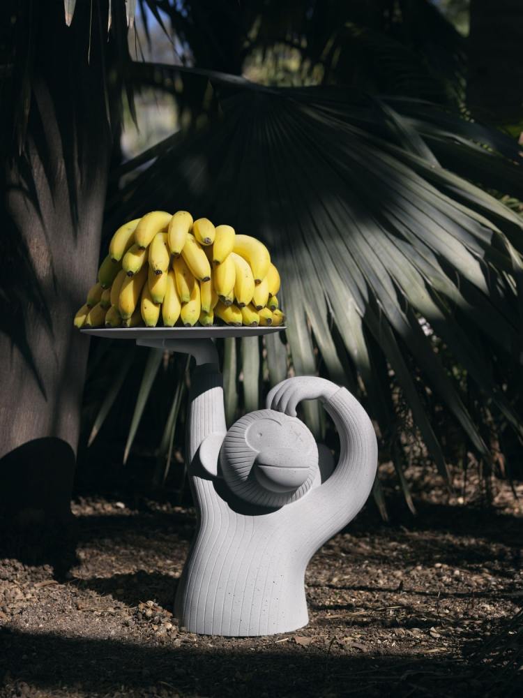 beistelltisch-rund-affe-gussbeton-banane-palmen-outdoor-lustig-design