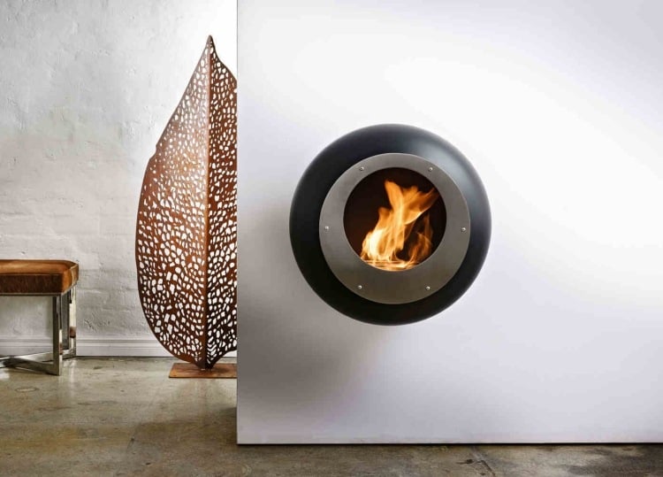 Bioethanol Kamin -wandeinbau-modern-form-rund-kreis-cortenstahl-skulptur-betonboden-wandfarbe-weiss