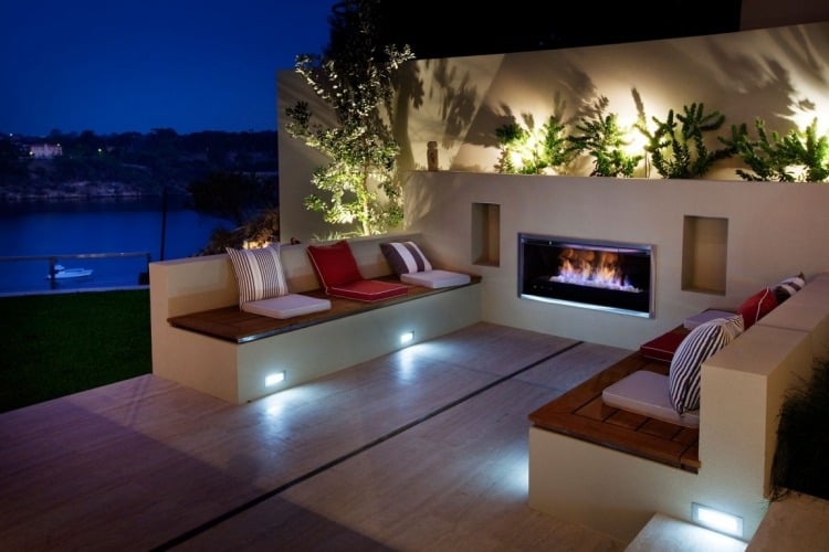 bioethanol-kamin-wandeinbau-modern-outdoor-lounge-beleuchtung-couches-polster-kissen