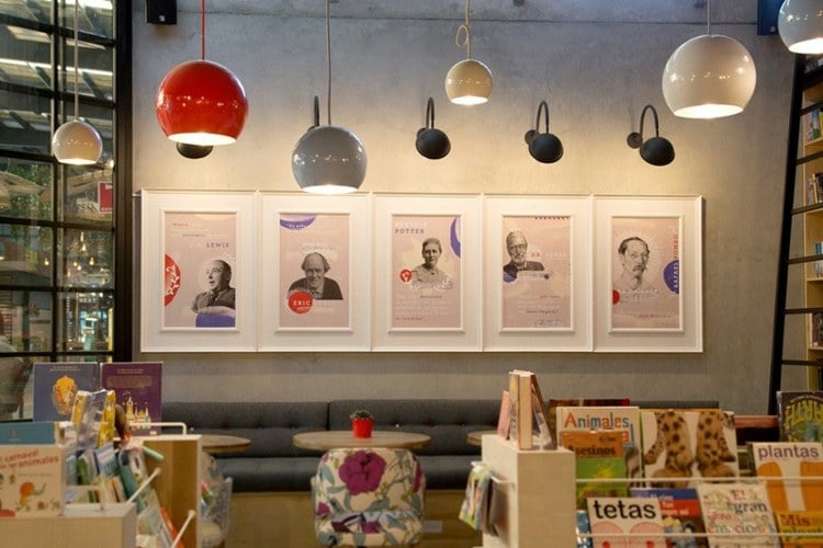 cafe buchladen bilder weiss bunt pendelleuchten interieur modern