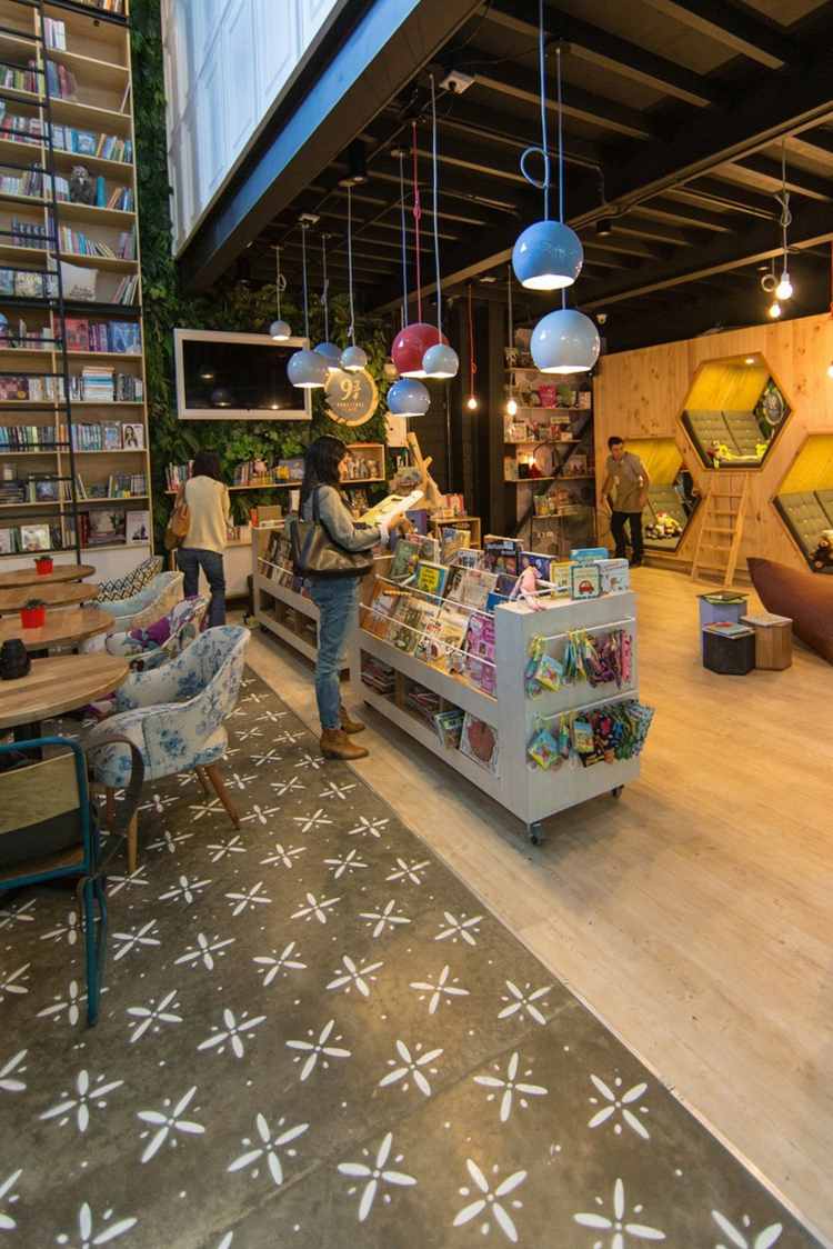 cafe buchladen fussboden design florale motive kolumbien idee