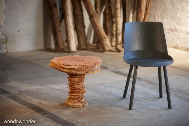 daenische-massivholzmoebel-beistelltisch-kafeetisch-stuhl-betonboden-organisches-design-form