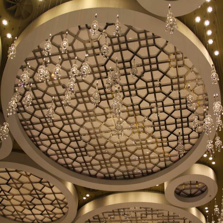 deckenpaneele-verlegen-dekorativ-rund-leuchten-kristall-ornamente-luxus