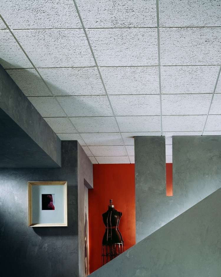 deckenpaneele-verlegen-grau-hellgrau-rot-wandfarbe-putz-beton