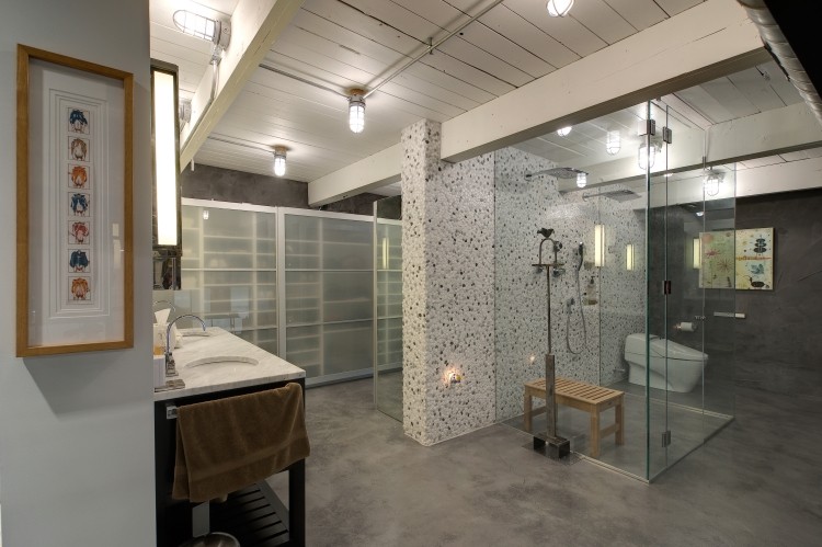 Deckenpaneele verlegen -holz-weiss-badezimmer-modern-industrial-stil-duschkabine