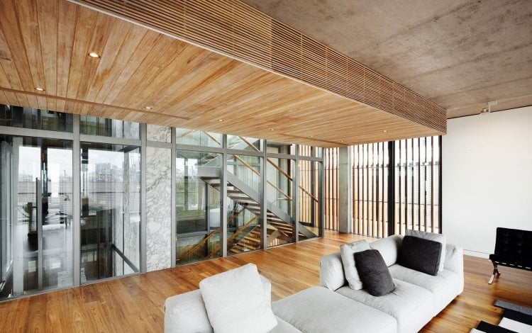 Deckenpaneele verlegen -holz-wohnzimmer-modern-couch-hellgrau-parkettboden-betondecke