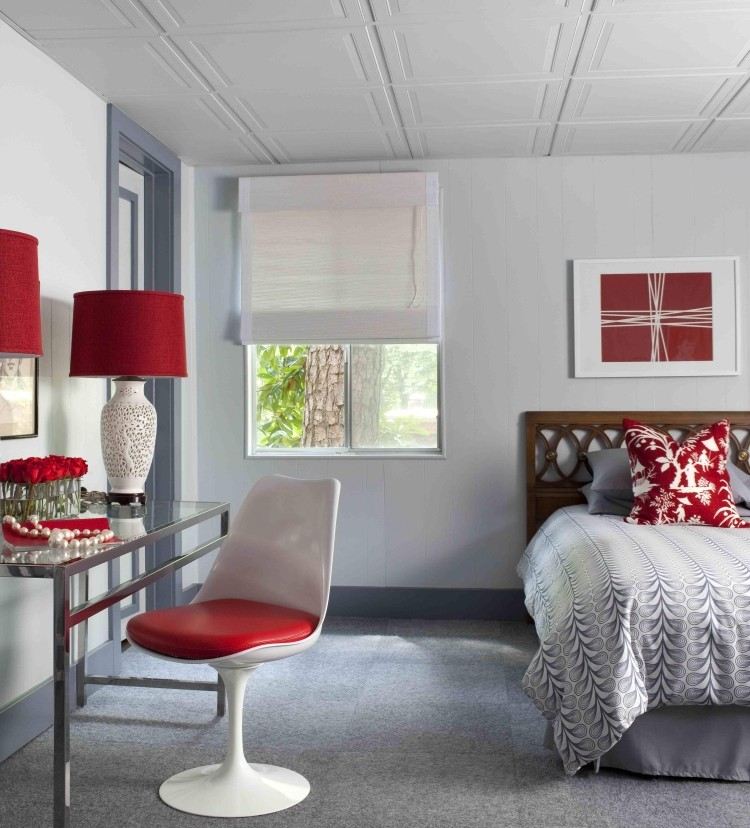 Deckenpaneele verlegen -schlafzimmer-weiss-grau-rot-bett-tulip-chair