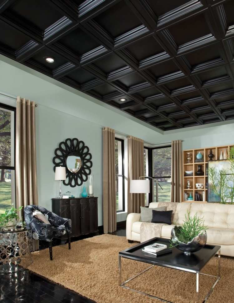 deckenpaneele-verlegen-schwarz-wohnzimmer-teppich-beige-vorhaenge-gardinen