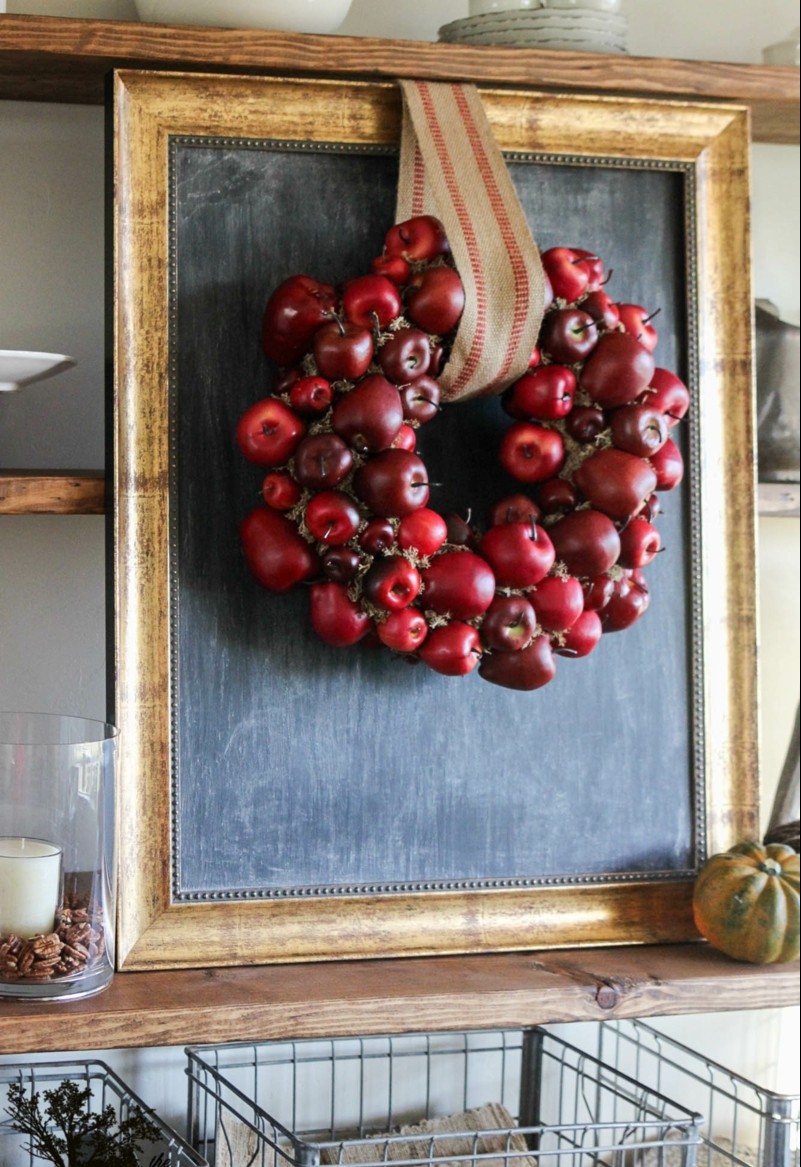 deko mit naturmaterialien kranz idee herbst tafel gold rahmen