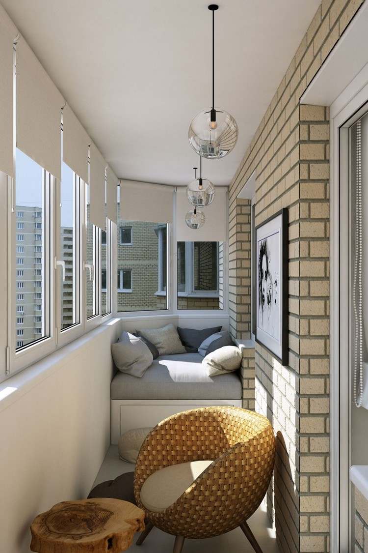 einrichtung-naturtone-verglaster-balkon-kleines-sofa-stauraum