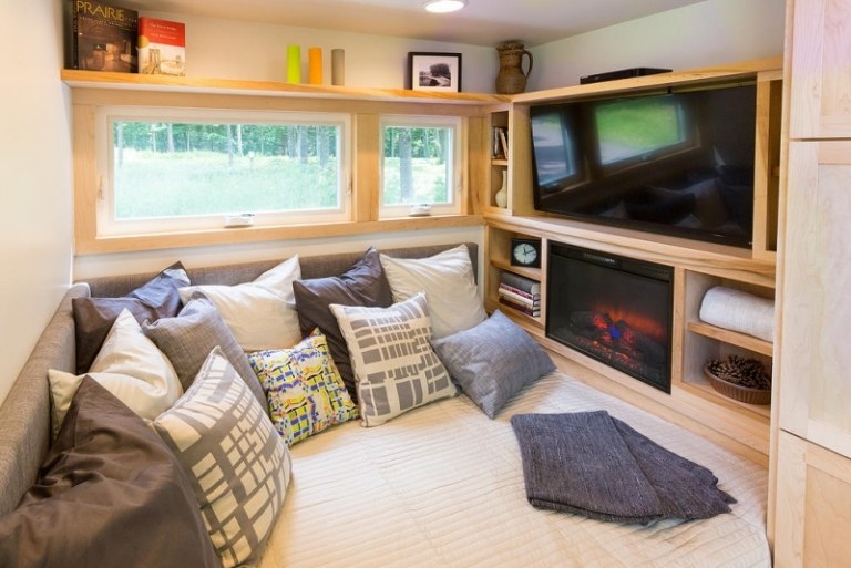 Energieeffizientes Mobilheim -einrichtung-couch-kissen-fernseher-regale-stauraum-tagesbett