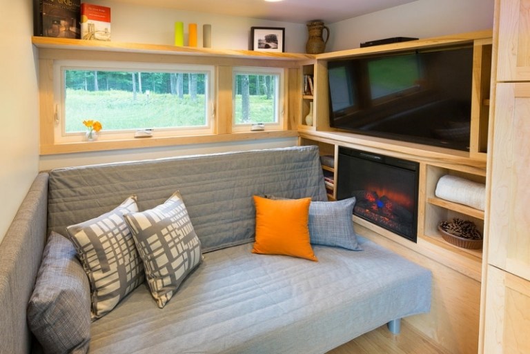 Energieeffizientes Mobilheim -einrichtung-couch-tagesbett-fernseher-kissen-regale-stauraum