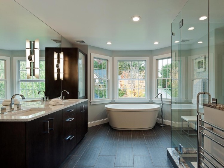 erkerfenster-dekorieren-badezimmer-fliesen-holzoptik-badewanne-freistehende-duschkabine-glaswand