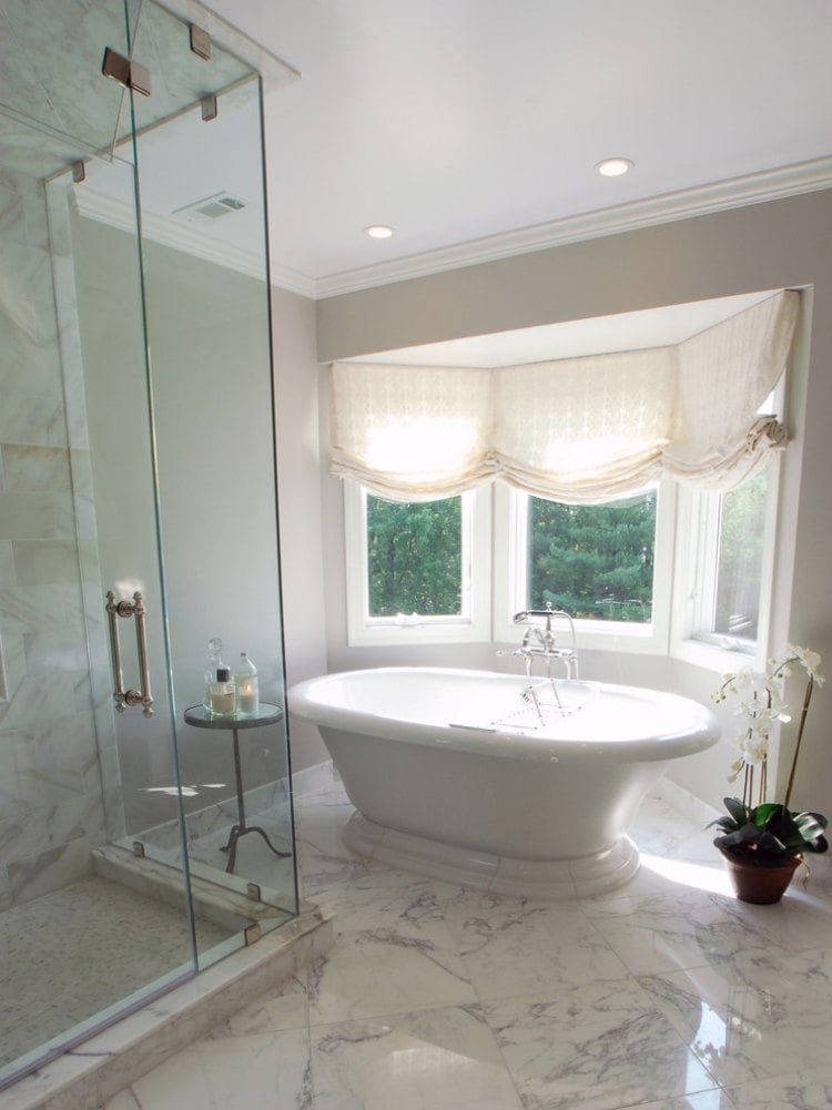 erkerfenster-dekorieren-badezimmer-marmorboden-wandfarbe-grau-freistehende-badwanne-dusche
