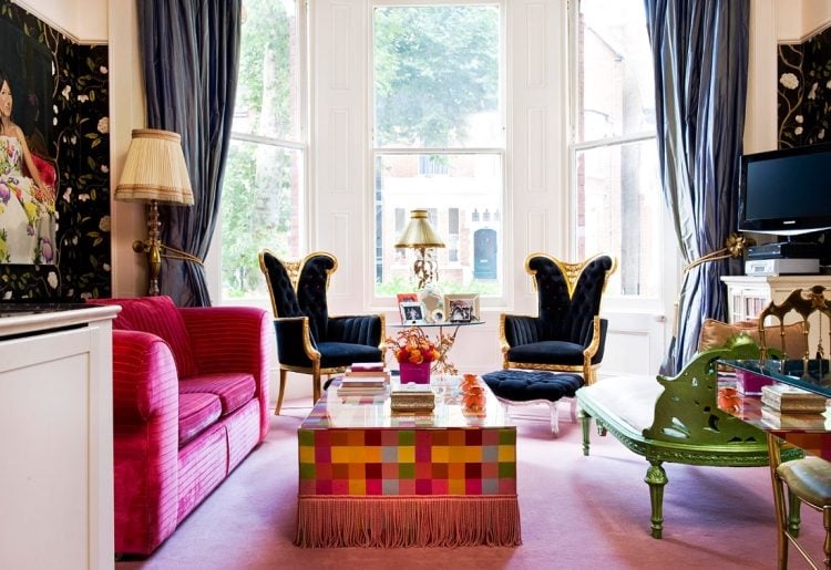 Erkerfenster dekorieren -extravagant-einrichtung-farbig-polstersessel-couch-samt-schwarz-pink-gold