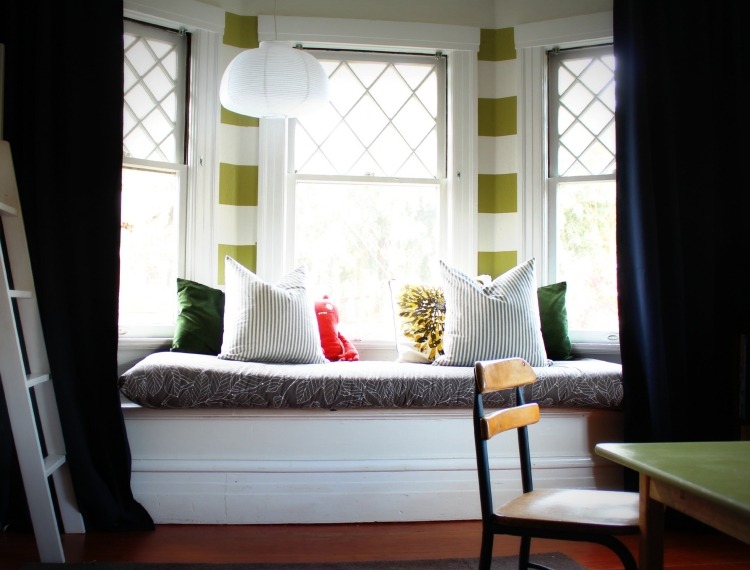 Erkerfenster dekorieren fenstersitz-gardinen-dunkel-matte-weiss-gruen
