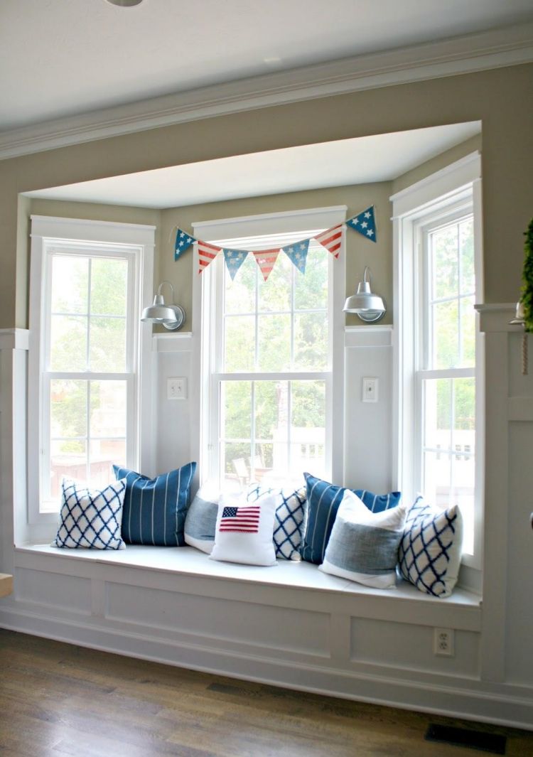 erkerfenster-dekorieren-fenstersitz-kissen-weiss-blau-muster-wandfarbe-beige-holzboden-ausblick