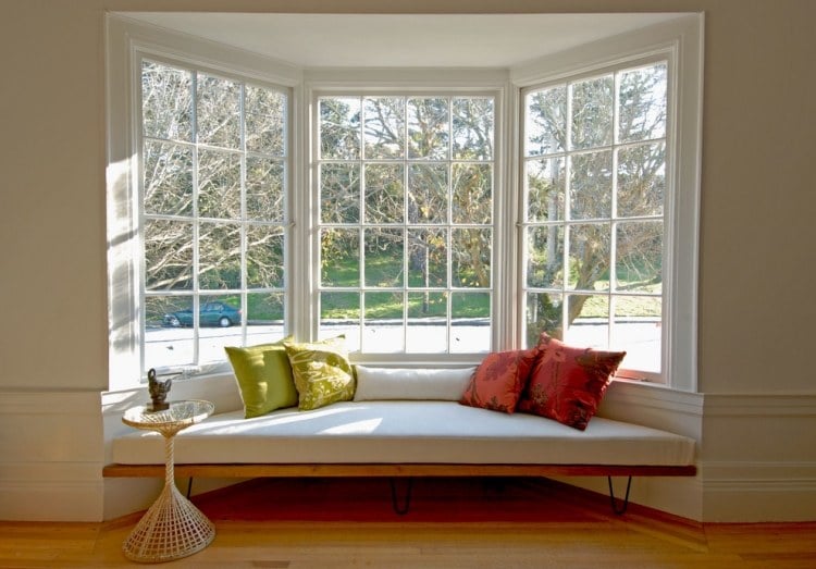 erkerfenster-dekorieren-fenstersitz-matratze-kissen-polster-holzboden-beistelltisch-sprossenfenster