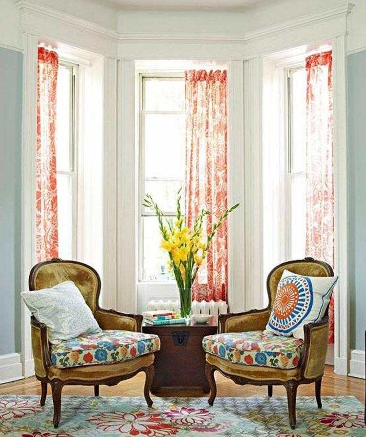 erkerfenster-dekorieren-gardinen-stoff-polster-sessel-antik-blumenmuster-dekorativ-kissen