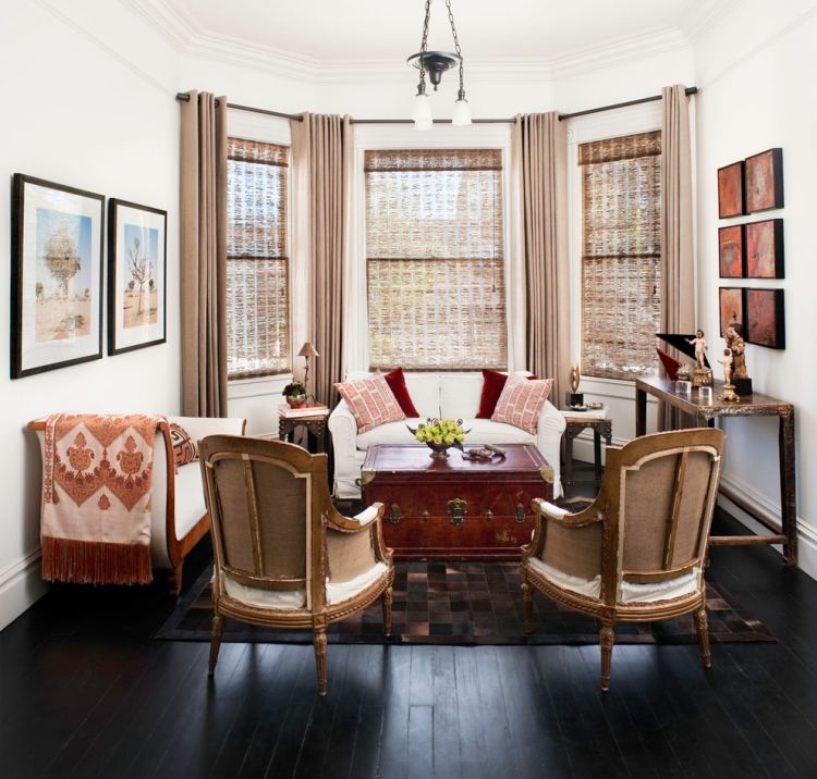 erkerfenster-dekorieren-holzboden-schwarz-einrichtung-klassisch-rustikal-truhe-couches-antikstilvoll