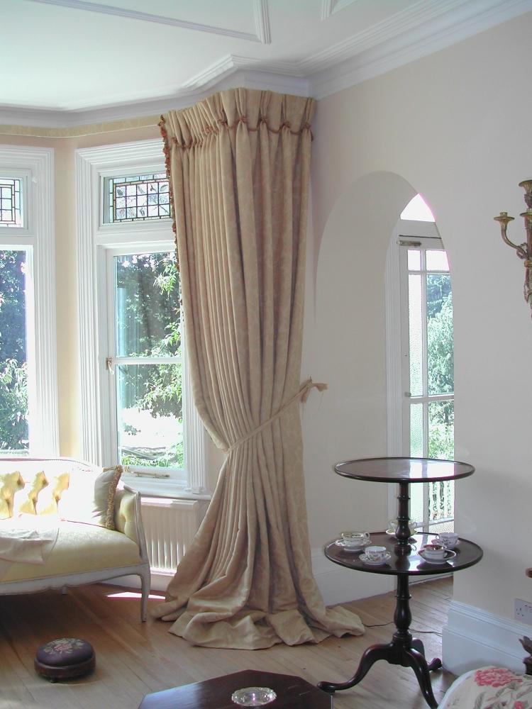 erkerfenster-dekorieren-klassische-einrichtung-barock-stil-vorhaenge-beistelltisch-couch-polster
