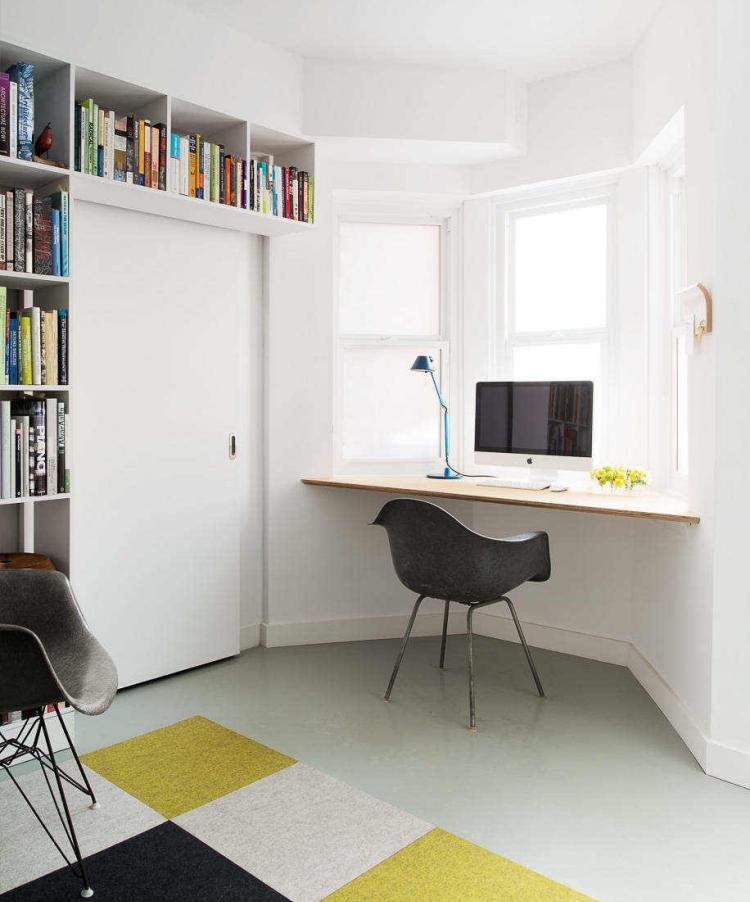 erkerfenster-dekorieren-modern-arbeitsplatz-weiss-schwarz-gelb-teppich-quadraten-bibliothekenwand