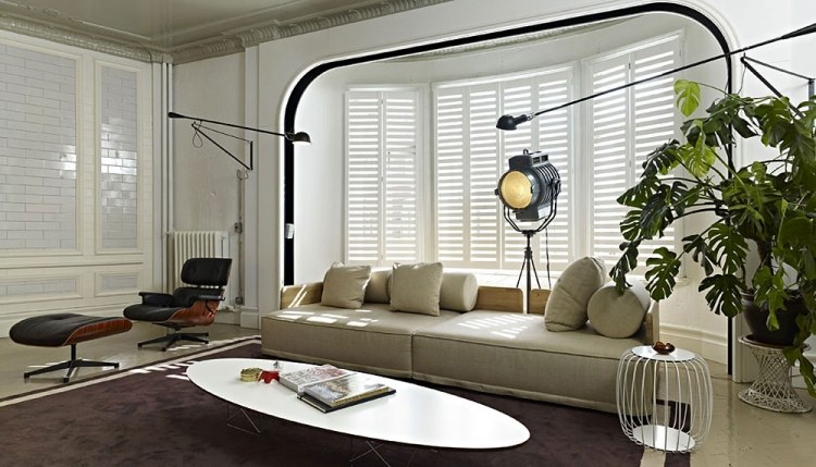 erkerfenster-dekorieren-modern-fenstersitz-couch-tisch-oval-sessel-teppich