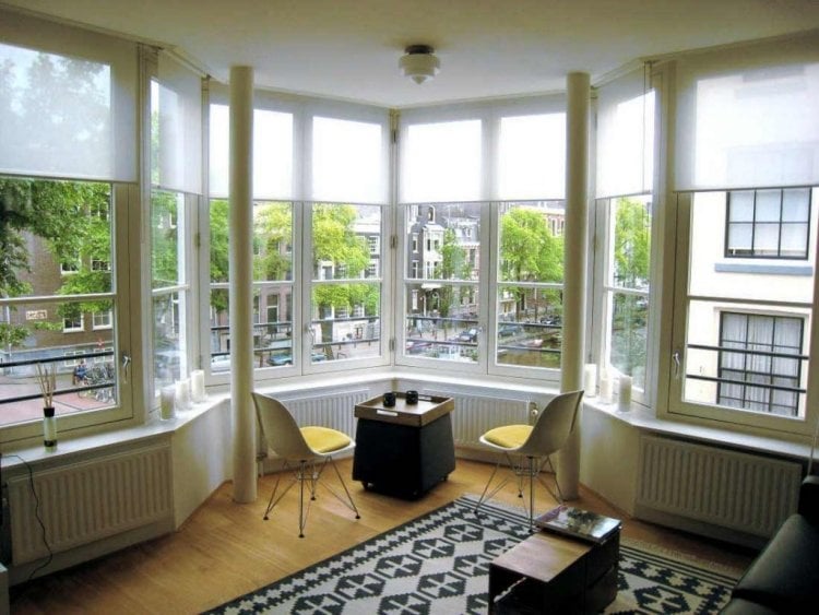 erkerfenster-dekorieren-modern-teppich-muscter-schwarz-weiss-stuehle-minimalistisch-beistelltisch