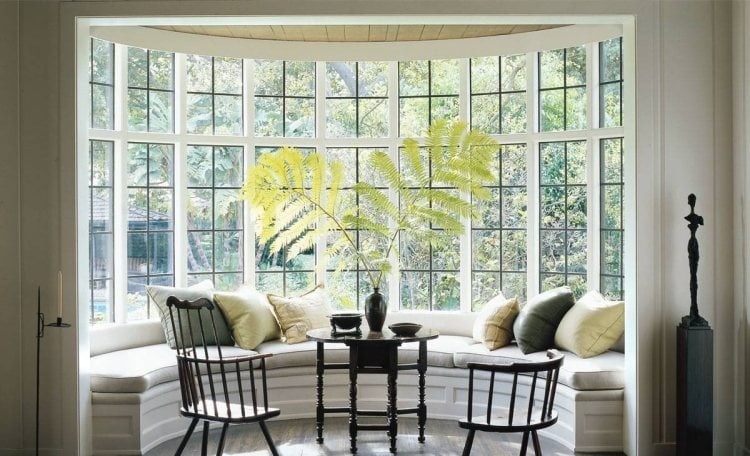 Erkerfenster dekorieren -sprossenfenster-fenstersitz-kissen-kleiner-tisch-stuehle-schwarz-grau