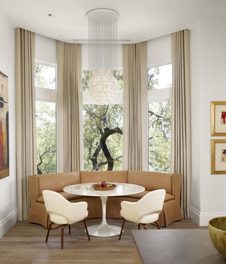 erkerfenster-dekorieren-tisch-marmorplatte-polsterstuehle-couch-kleine-vorhaenge-beige-kronleuchter-holzboden