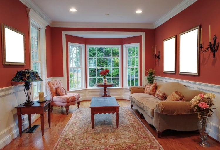 erkerfenster-dekorieren-wandfarbe-rot-couch-polster-teppich-stuck