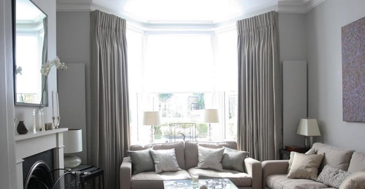 Erkerfenster dekorieren -wohnzimmer-grau-couches-polster-kissen-vorhaenge-stehlampe