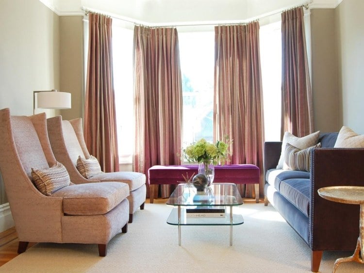 erkerfenster-dekorieren-wohnzimmer-vorhaenge-couch-sessel-polster-samt-rosa-dunkelblau-couchtisch-glas0