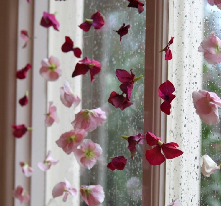Fensterdeko basteln -fruehling-blueten-kuenstlich-faden-blumen-rosa-pink