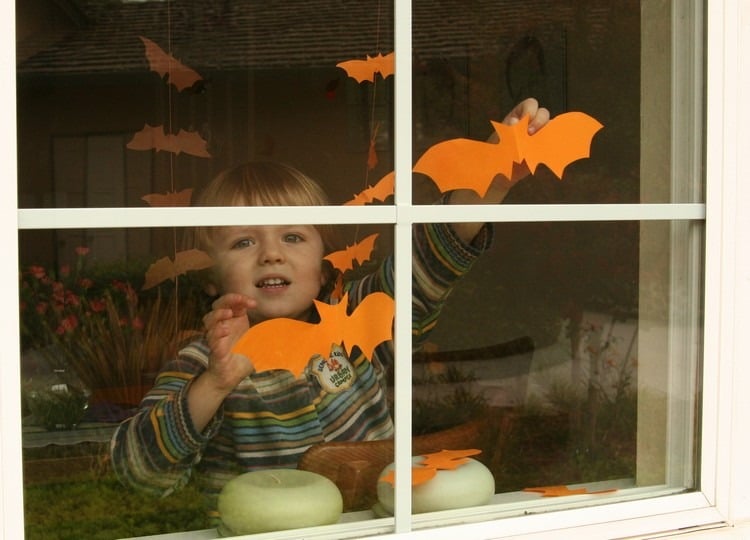 fensterdeko-halloween-fensterbilder-diy-kinder-papier-fledermaus-orange