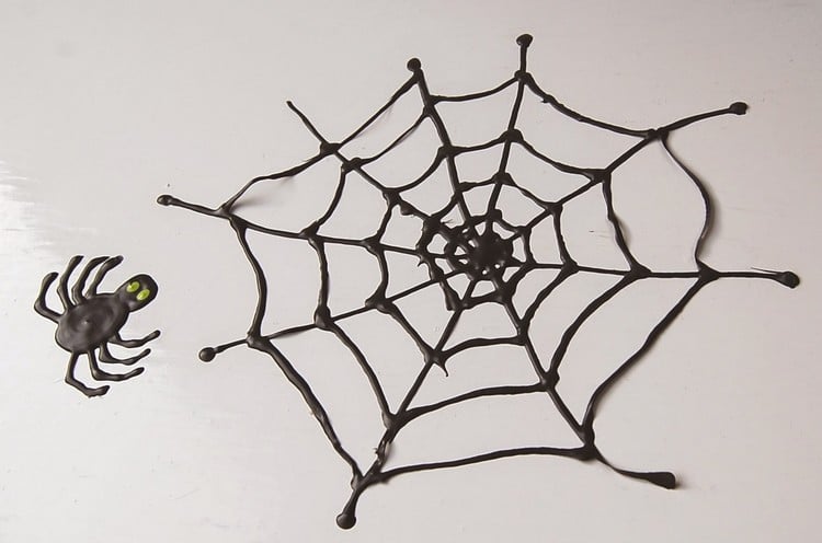 fensterdeko-halloween-fensterbilder-diy-spinne-spinnennetz-relieffarbe