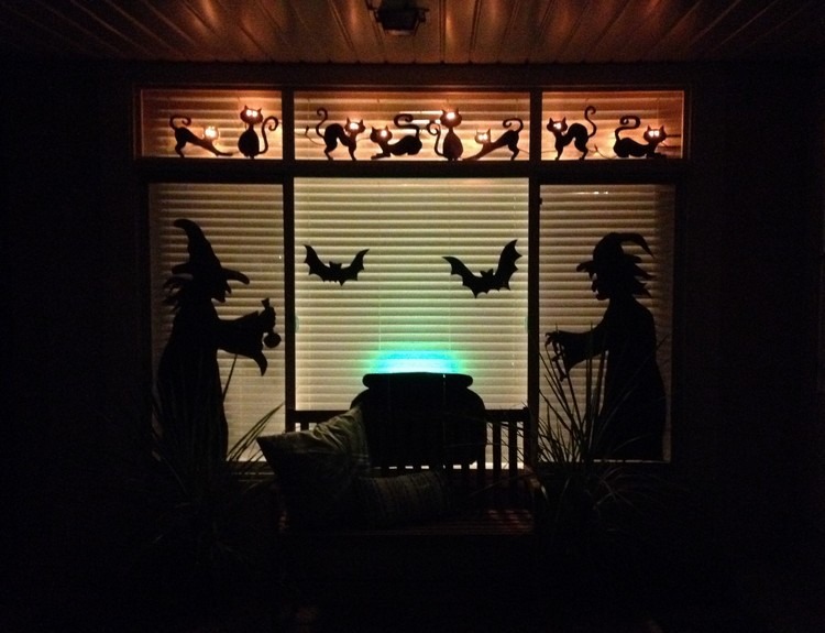 Fensterdeko für Herbst und Halloween fensterbilder-hexen-kochen-schwarze-katzen-licht