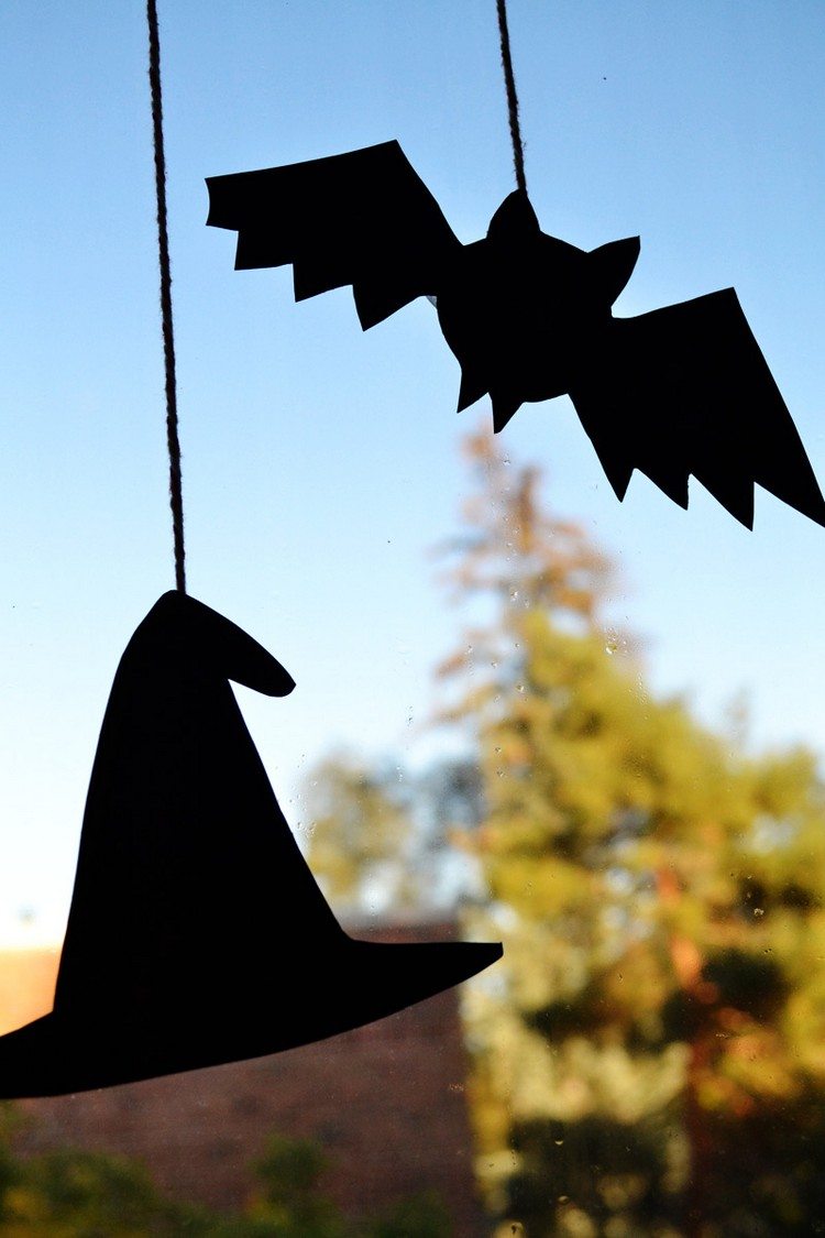 fensterdeko-halloween-fensterbilder-selber-machen-schwarzes-papier-faden