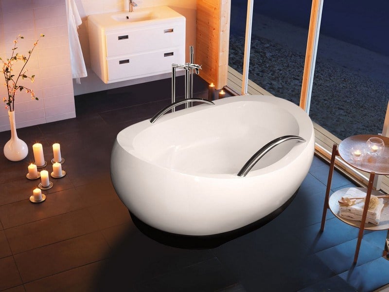 freistehende-Badewanne-Handgriffe-Edelstahl-modern-schlicht