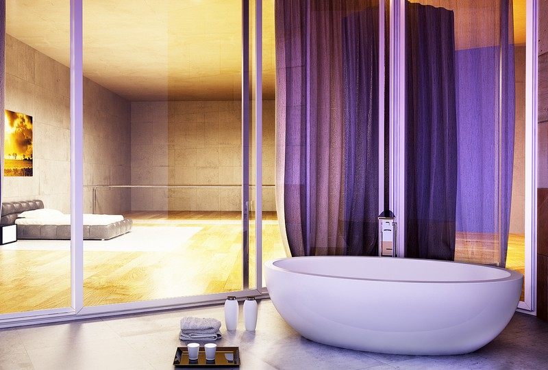 freistehende-Badewanne-draussen-Badezimmer-Glaswand
