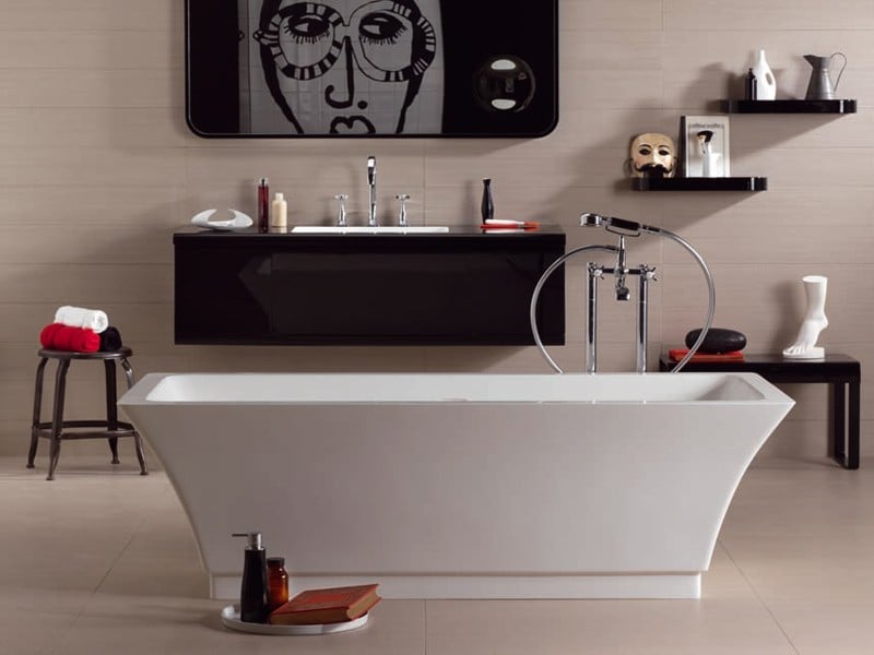 freistehende-Badewanne-eckig-moderne-Gestaltungsideen-Spiegel-Wandschrank