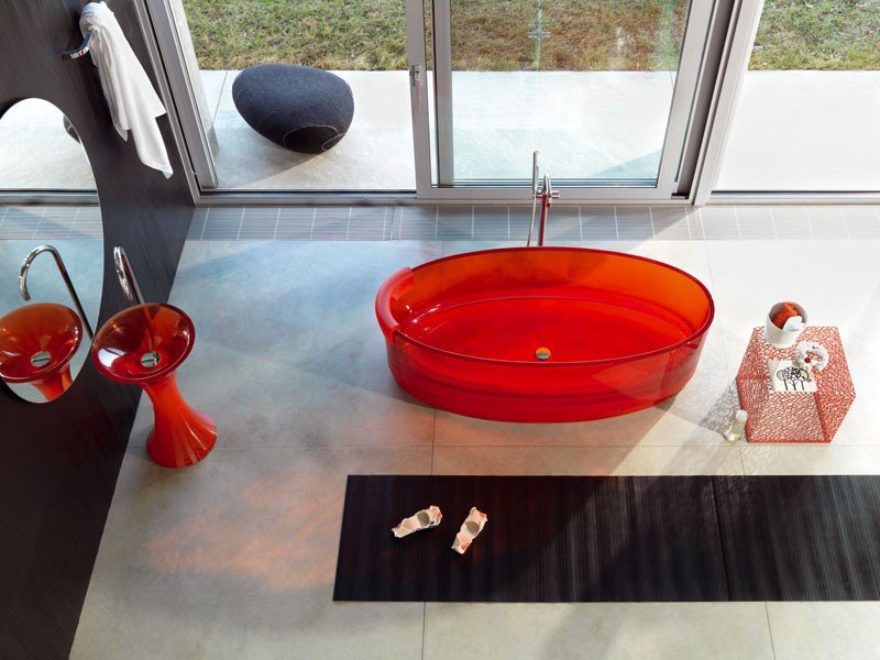 freistehende-Badewanne-rot-Acryl-Glas-modernes-Badezimmer-einrichten